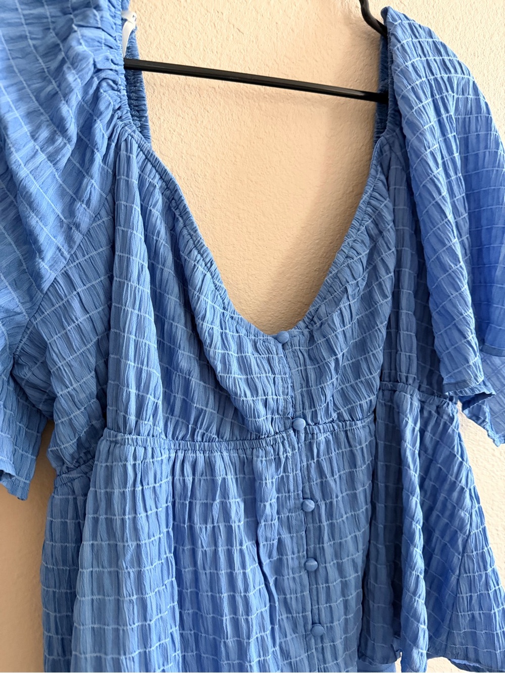 Arula Flutter Sleeve Textured Button Front Blouse Size C - Picture 2 of 6